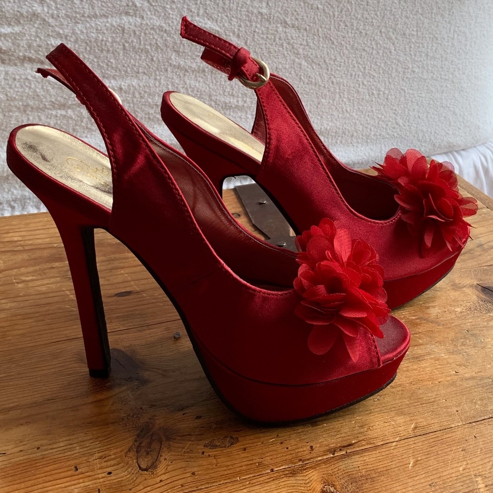 Journee Collection red wine stilettos flower toe